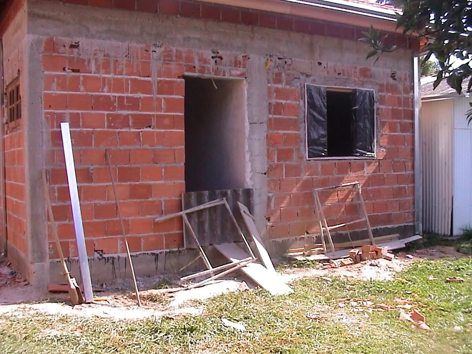 Parede externa em alvenaria da residência em construção.