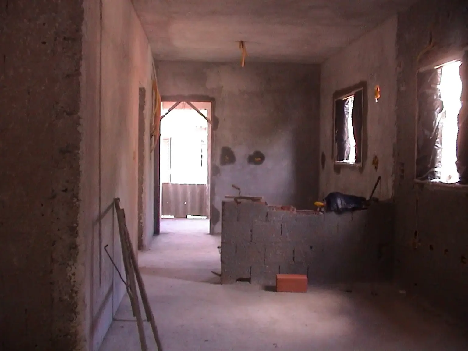 Ambiente interno da residência ainda em obra.