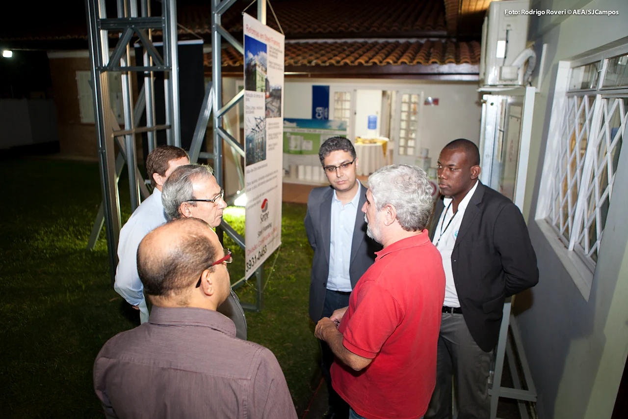 Participantes conversando.