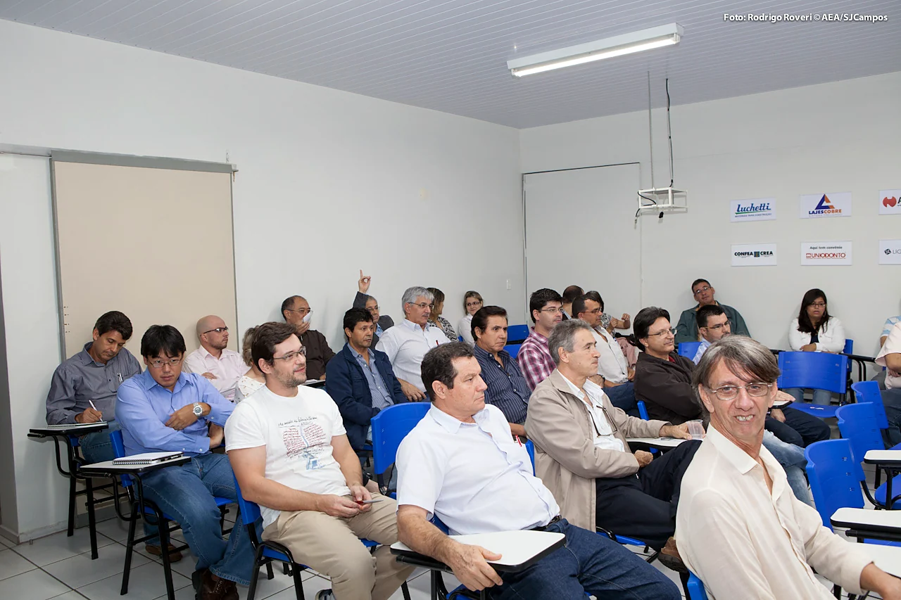 Público da palestra AEA/SJC.