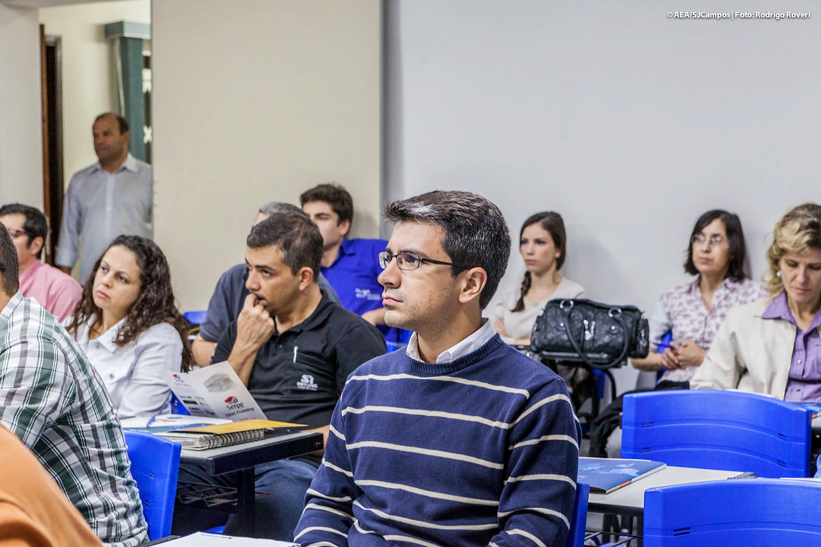 Engenheiro Hermínio em primeiro plano entre os participantes da palestra na AEA/SJC em 2014.